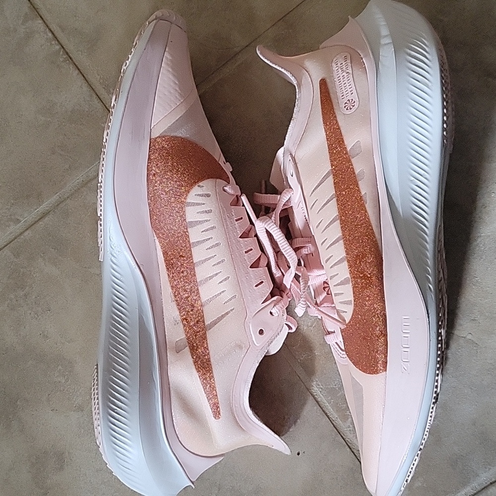 NWOT Nike Womens Zoom Gravity Performance Sneake SIZE 9